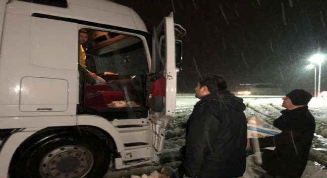 Amasya’da yolda mahsur kalan tır sürücülerine yardım