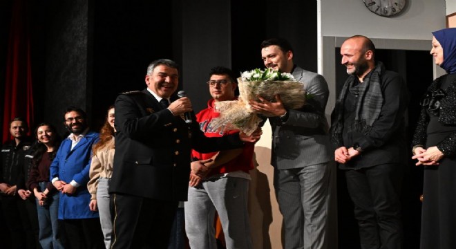  Yarınlara geç kalmadan  alkış topladı