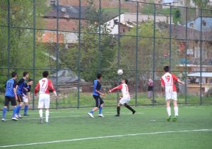 Liseler futbolda yarışıyor