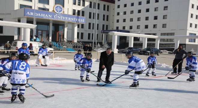 Açılışı Erzurum Buz Hokeyi takımı yaptı