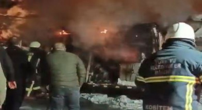 Altında ateş yakılan araç alev topuna döndü