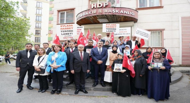 Bakan Tekin’den Diyarbakır annelerine destek