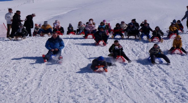 Çiftçi çocuklarla kızak kaydı, gençlerle kayak yaptı