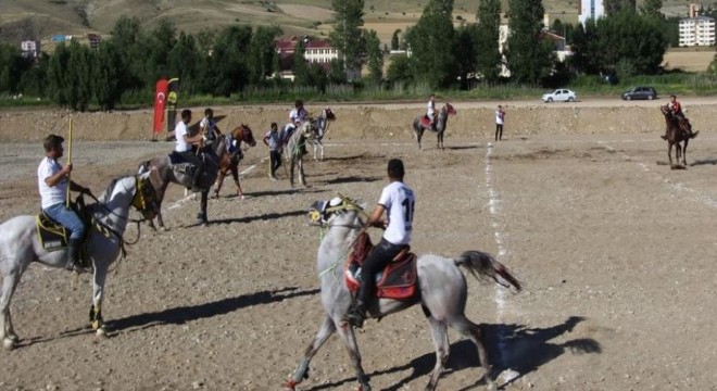 Dede Korkut anısına at bindiler