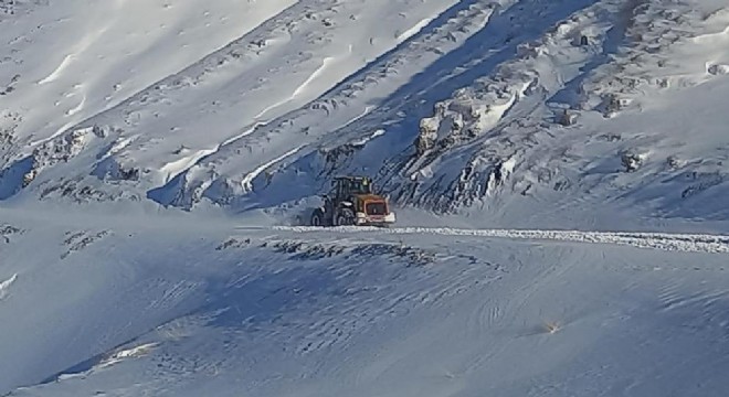 Eleşkirt’te çığ engeli kaldırıldı, 55 köy yolu ulaşıma açıldı
