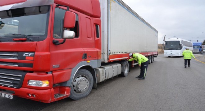 Erzurum – Erzincan yolunda kış lastiği denetlemesi