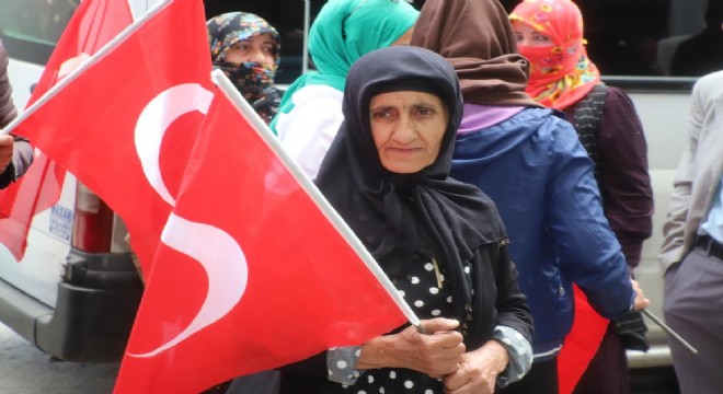 Hakkari’de annelerin evlat nöbeti devam ediyor