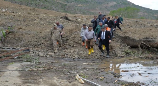 Heyelan mezarları tahrip etti