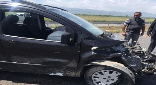 Horasan - Pasinler yolunda trafik kazası: 2 yaralı
