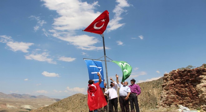 Kaleboğazlılardan hainlere bayraklı tepki