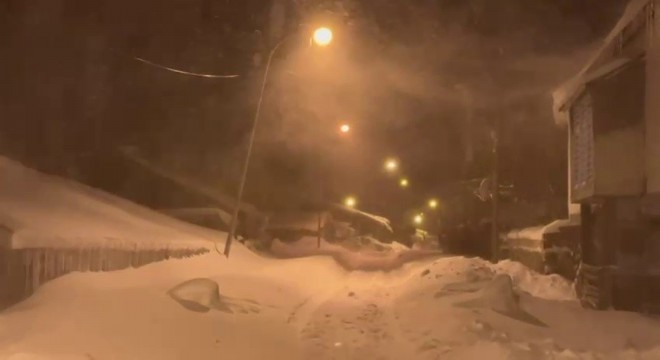 Karayazı da aşırı soğuk hayatı durdurdu