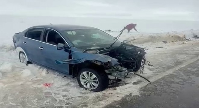 Karayazı'da otomobille tır çarpıştı: 2 yaralı