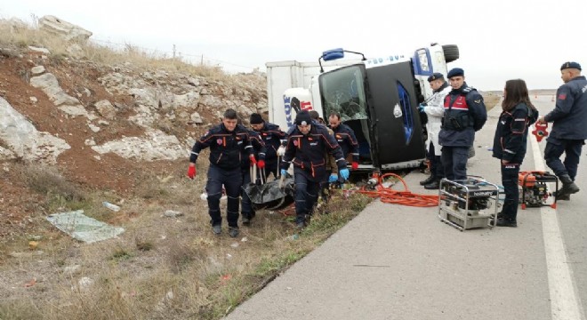 Nakliye kamyonu devrildi: 1 ölü