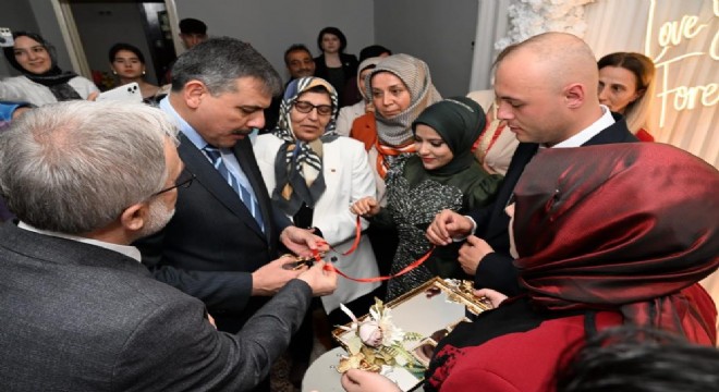 Nişan yüzüklerini Vali Çiftçi taktı