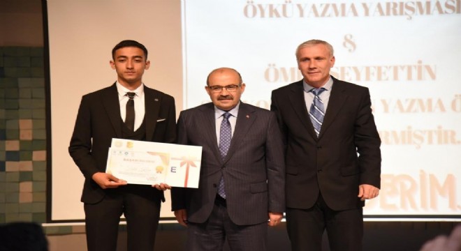 Ödülünü Vali Ustaoğlu’ndan aldı