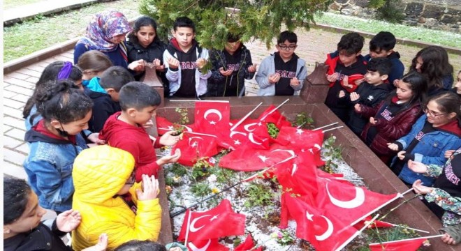 Ortaokul öğrencilerinden Nenehatun’a vefa