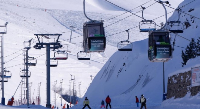 Palandöken'de kayak keyfi sürüyor