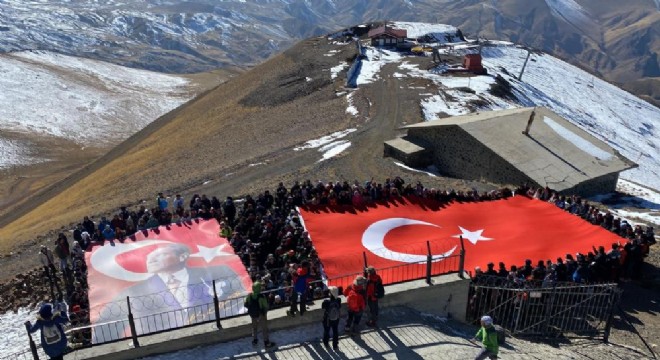 Palandöken zirvesinde Cumhuriyet coşkusu