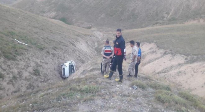 Pikap uçurumdan yuvarlandı: 1 ölü