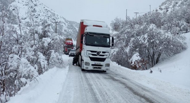 Pülümür ile Erzincan sınırı arası tır geçişlerine kapatıldı