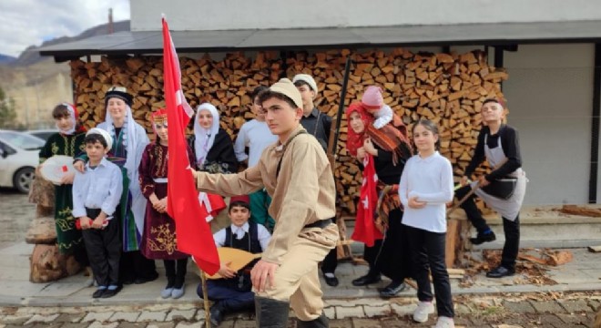 Tarihi konuşturarak şehitleri andılar