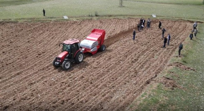 Taş toplama makinasıyla ekilemeyen topraklar ekilecek