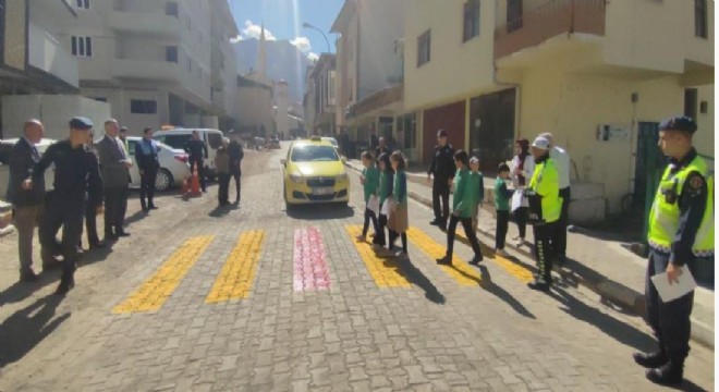 Tortum’da ‘Yayalara Öncelik Duruşu’