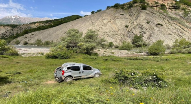 Tunceli yolunda araç şarampole devrildi: 6 yaralı