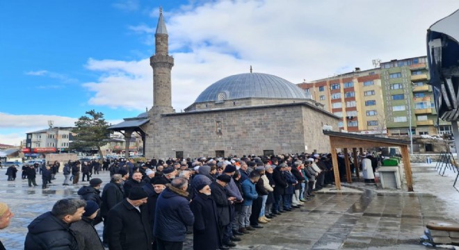 Ümraniye Müftüsü’nden babaya son görev