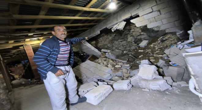 Uzundere Merkez’de heyelan evin çatısını yıktı