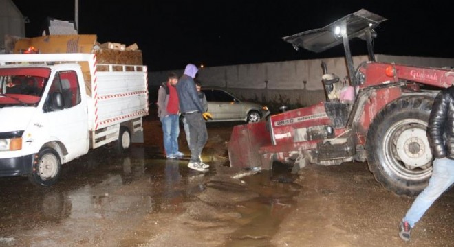 Yağmurla oluşan çukur başında nöbet tuttular