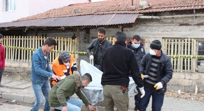 Yaşlı adam evinde ölü bulundu