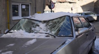 Erzurum’da çatılardaki buz kütlelerine dikkat
