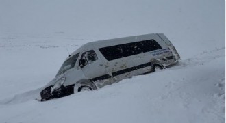 Jandarma mahsur kalan yolcuları kurtardı