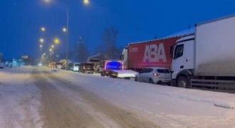 Kop Dağı Geçidi’nde tipi nedeniyle araçlar yolda kaldı