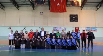 Liseler hentbolda yarıştı