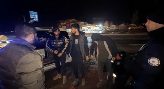 Otomobil içinde 3 kaçak göçmen yakalandı