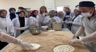 Ramazan pidesinin üretimini yerinde gördüler