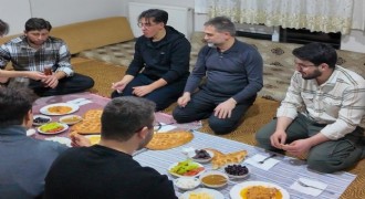 Sahur sofrasında öğrencileri yalnız bırakmadı