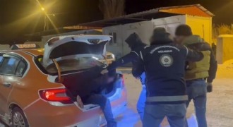 Taksi bagajından düzensiz göçmen çıktı