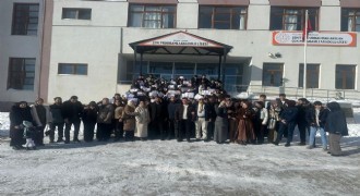 Veliler öğrencilerin karne sevincini paylaştı