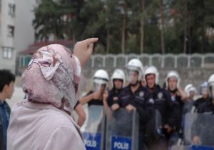 Yol kapatıp, oturma eylemi yaptılar